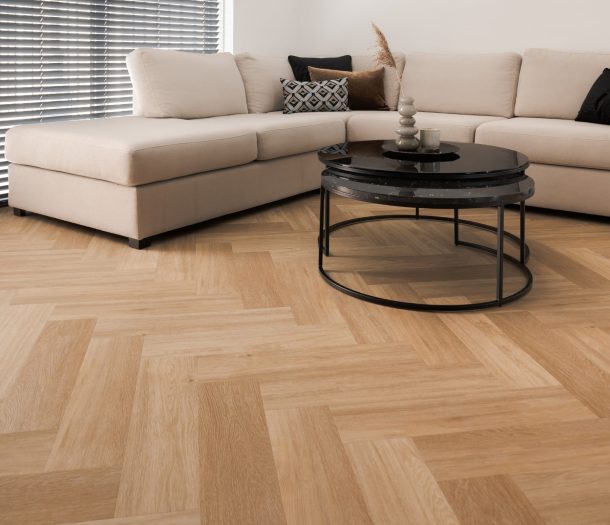 Lichte brede pvc-visgraatvloer in de woonkamer