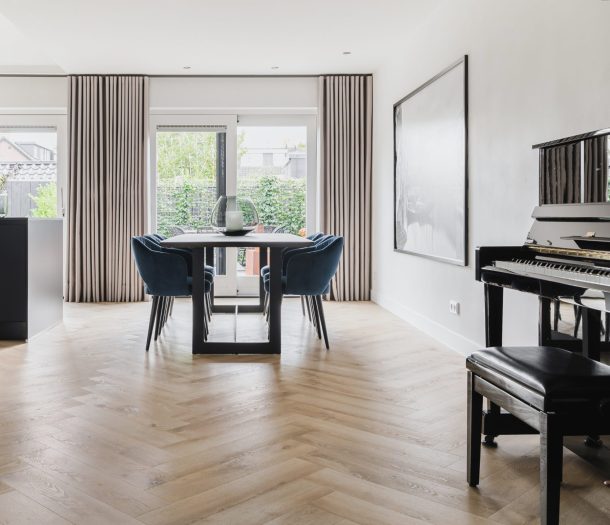 Lichte brede pvc-visgraatvloer in de woonkamer