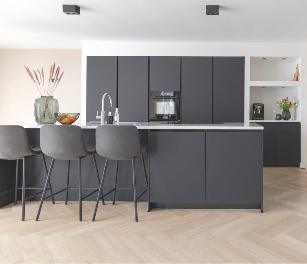 Lichte brede pvc-visgraatvloer in de keuken