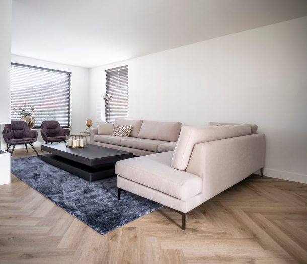 Robuuste brede pvc-visgraatvloer in de woonkamer