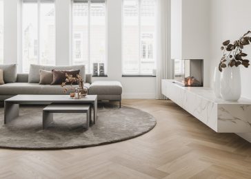 Lichte brede pvc-visgraatvloer in de woonkamer