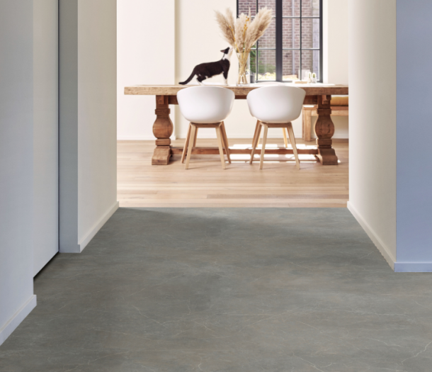 Vinyl betonlook in de hal en eetkamer