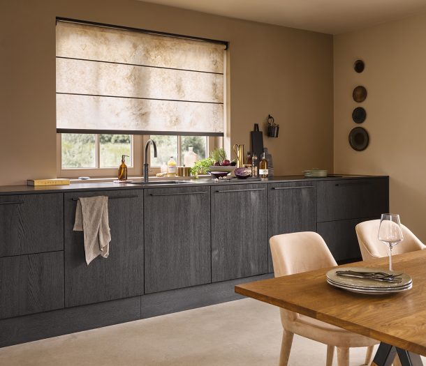 Keuken in warme tinten met houten keukenkasten en transparant vouwgordijn op maat