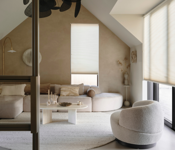 Beige dupligordijnen in een scandinavische woonstijl woonkamer