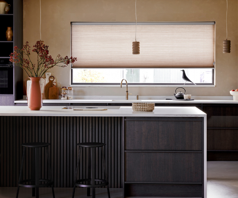 Roze dupligordijnen in een moderne keuken