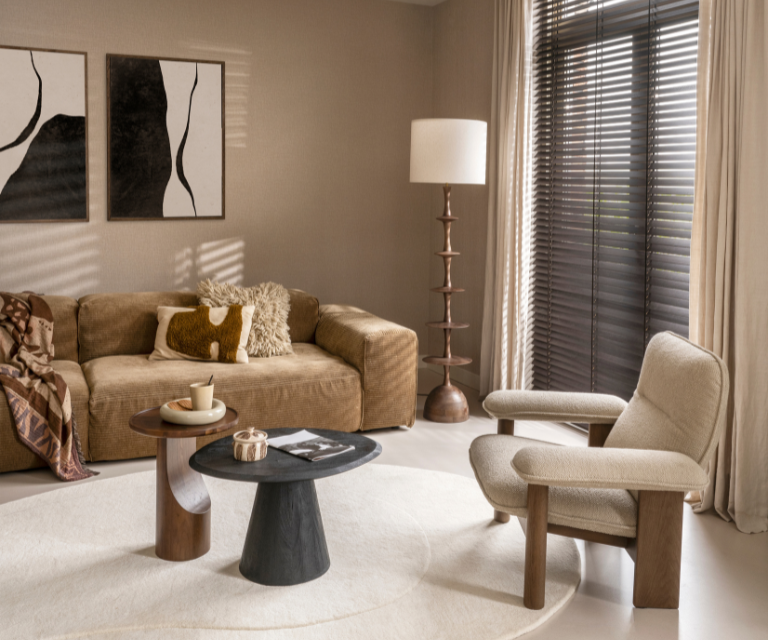 donker bruine horizontale jaloezieën van bece® met beige gordijnen in een japandi woonstijl woonkamer