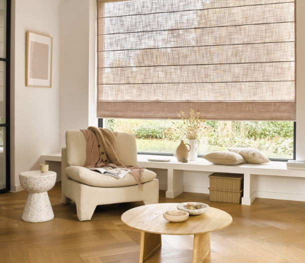 Oud roze vouwgordijnen in de woonkamer