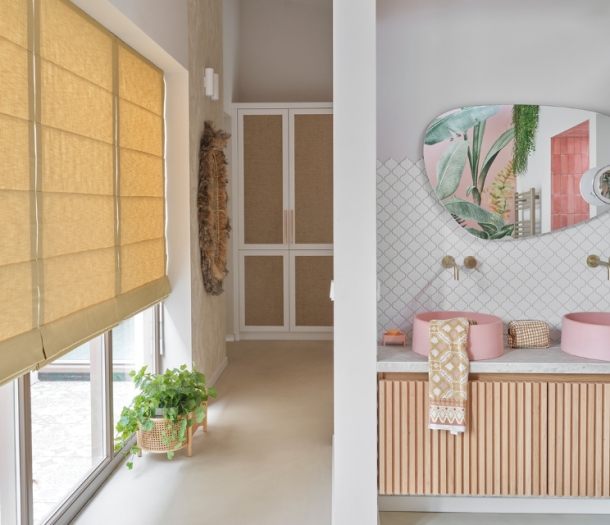 Oker gele vouwgordijnen in de badkamer