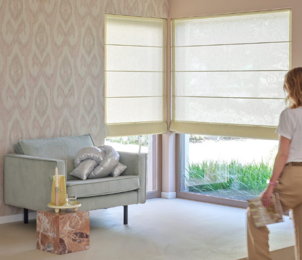 Licht gele vouwgordijnen in zithoek