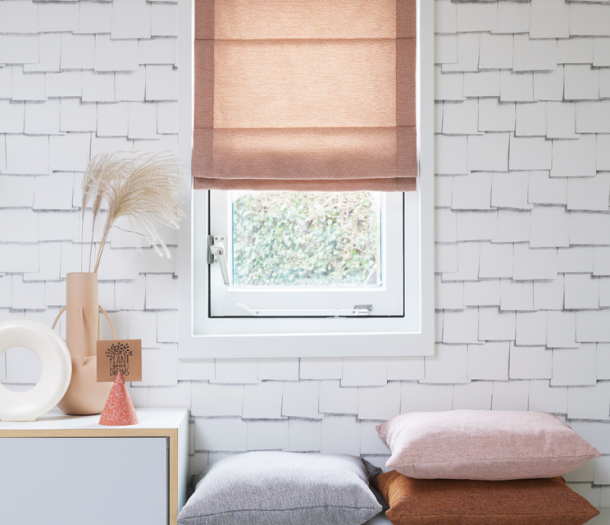 Roze vouwgordijnen in een draairaam