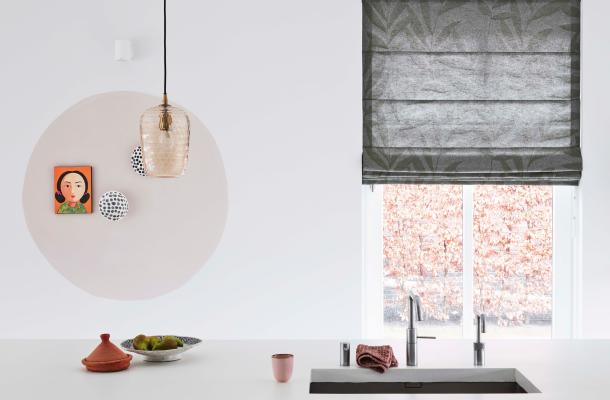 Zwarte vouwgordijnen met bladerenprint in keuken