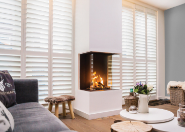 Witte shutters in de woonkamer