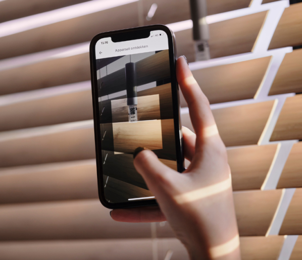 Smartphone tegen de qr-code van Motionblinds aan om te koppelen