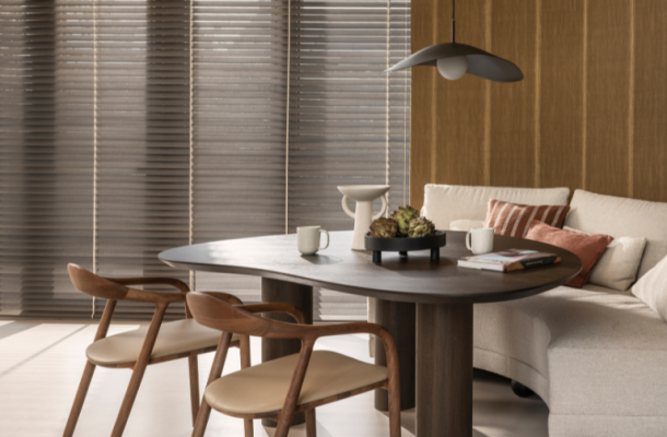 donker bruine horizontale jaloezieën van bece® in de japandi eethoek