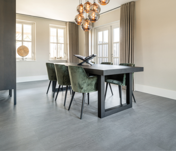 Donkergrijze pvc betonlook in de eetkamer
