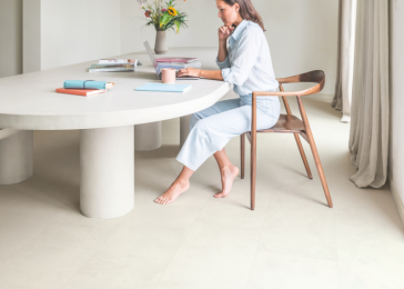 Betonlook laminaat vloer in de eetkamer