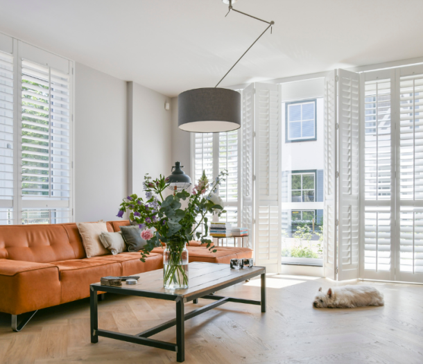 Witte shutters in de woonkamer op deurformaat