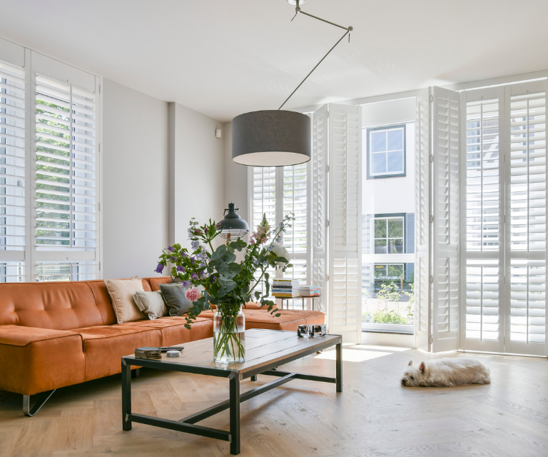 Witte shutters in de woonkamer op deurformaat