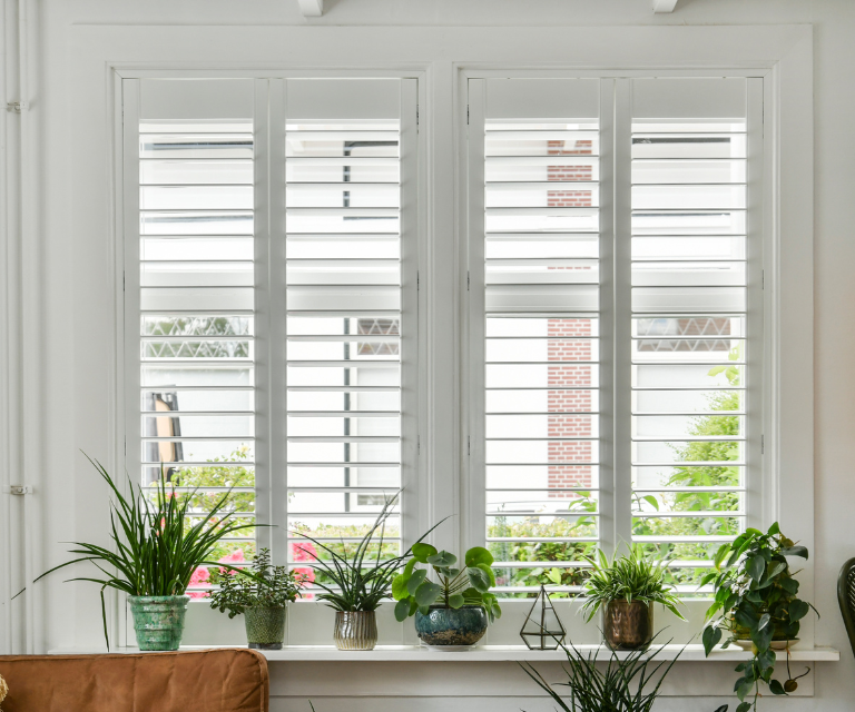 Witte shutters in de woonkamer
