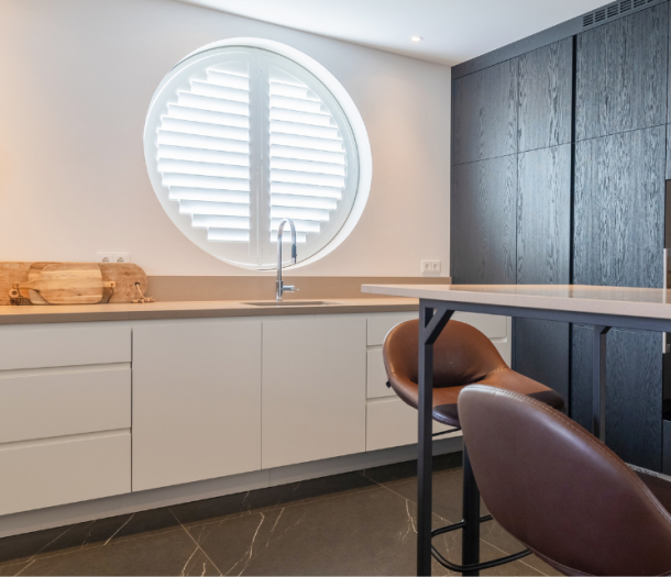 Ronde witte shutters in de keuken