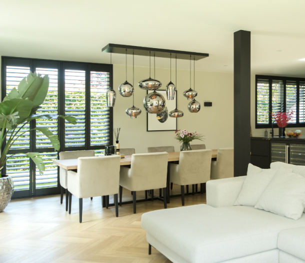 Zwarte shutters in de eethoek en keuken