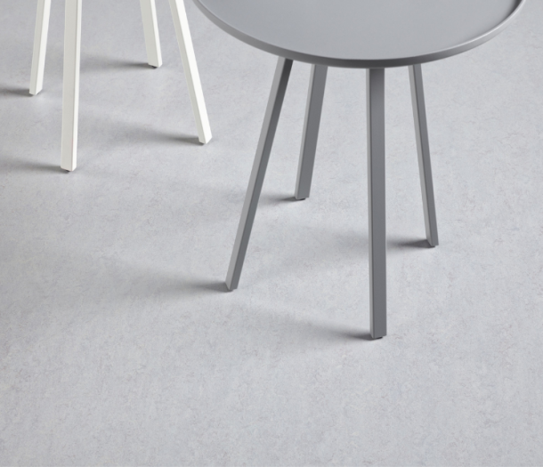 Detail foto van licht grijze marmoleum vloer - Marbled Fresco