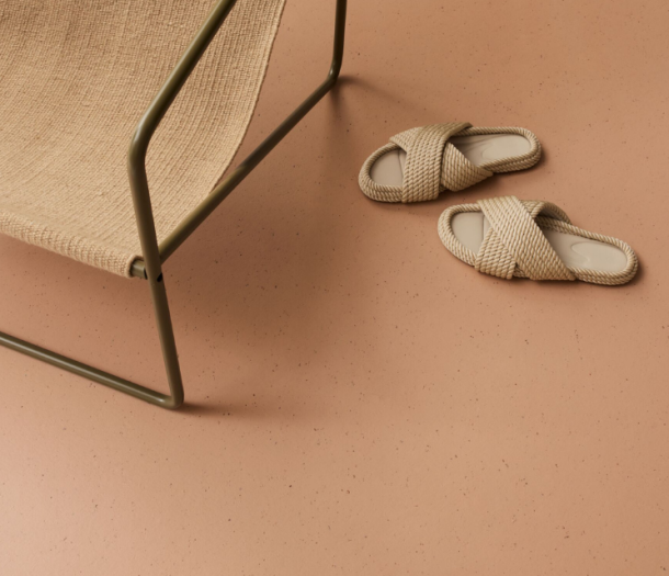 Detail foto van karamelkleurige marmoleum vloer - Solid Salted caramel