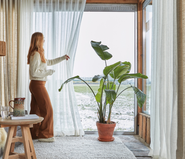 Witte vitrages met licht bruine inbetweengordijnen