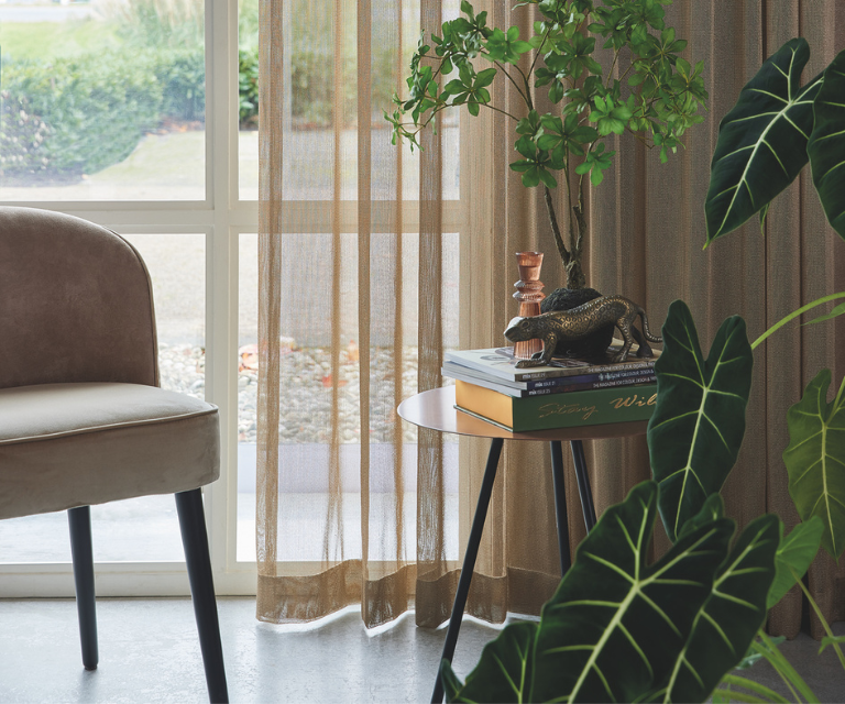 Licht bruine vitrages in de zithoek