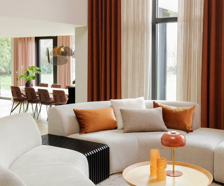 Bruine/roze overgordijnen in de woonkamer en zithoek