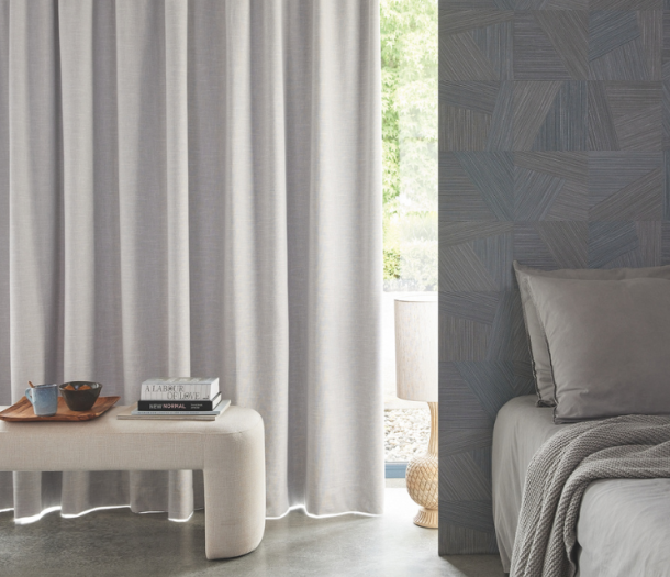 Grijze overgordijnen in de slaapkamer