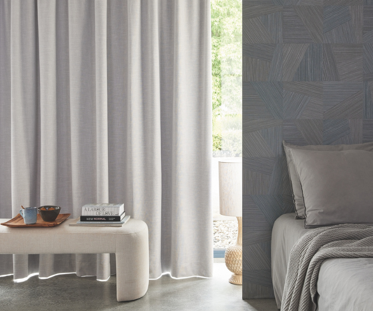 Grijze overgordijnen in de slaapkamer