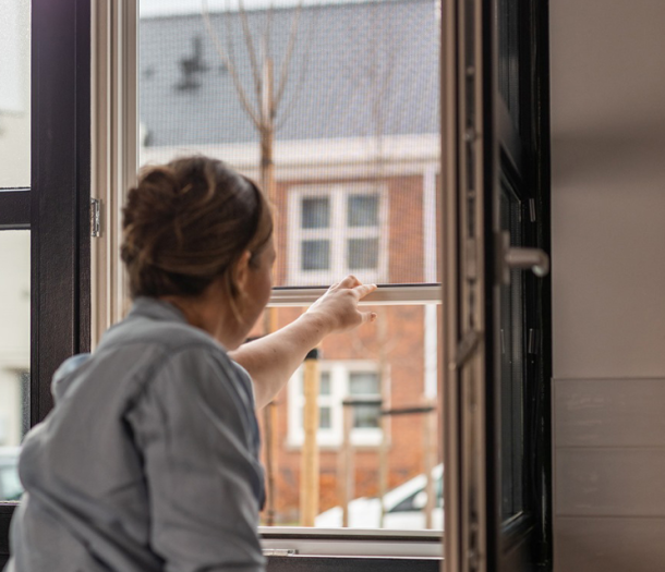 Rolhor in draaikiepraam in de badkamer