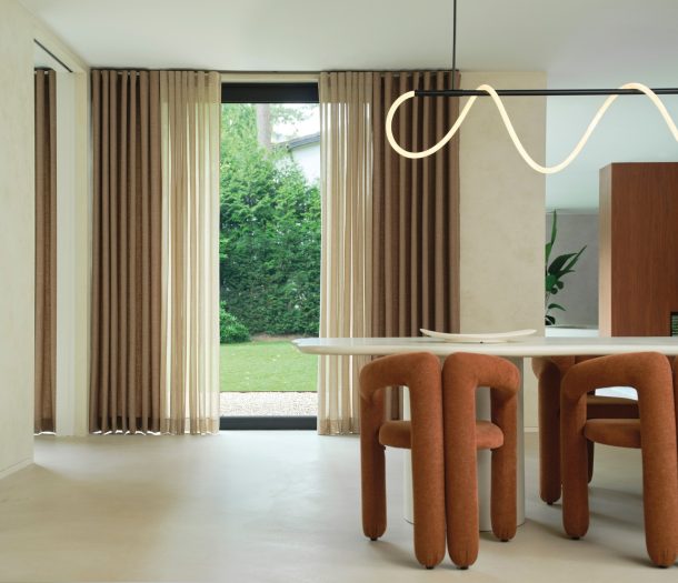 Bruine overgordijnen in combi met beige inbetweens in moderne eethoek