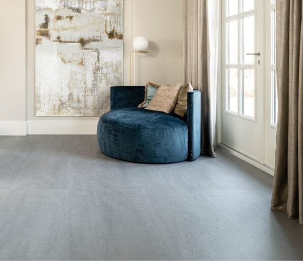 Betonlook pvc-vloer bij openslaande deuren met bruine gordijnen