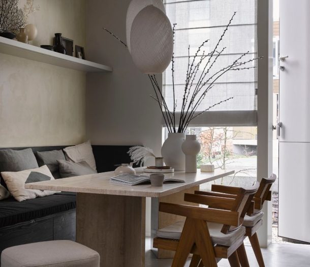 Doorzichtige witte vouwgordijnen in eethoek