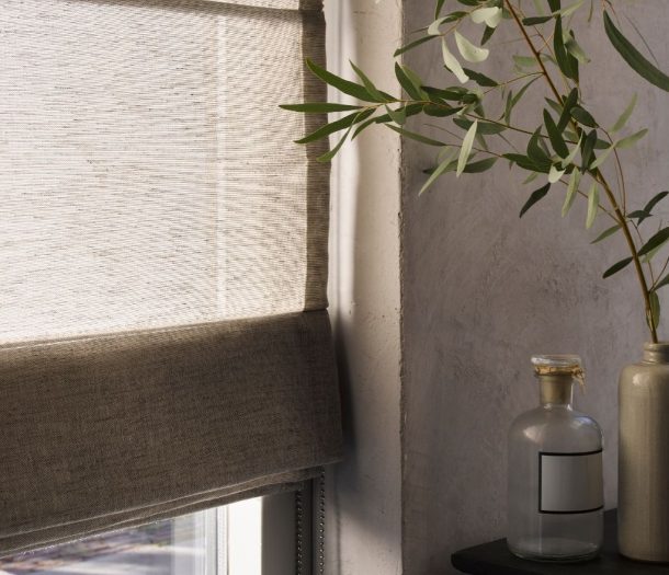 Close-up van beige/zandkleurige vouwgordijnen