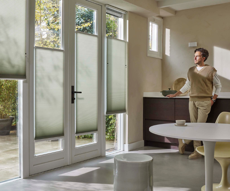 Duette® shades in keuken met man