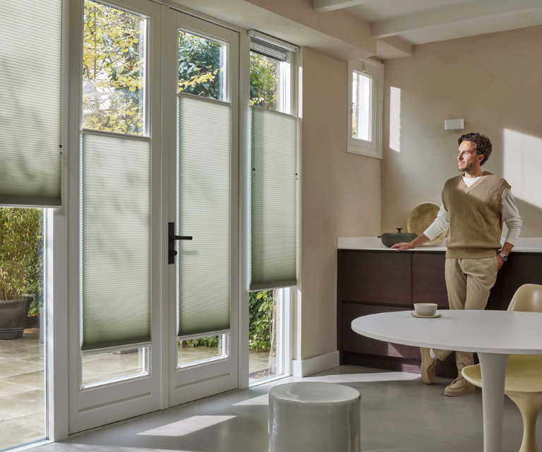 Groenige duette shades in keuken met openslaande deuren