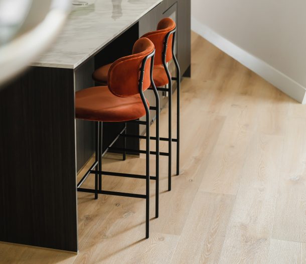 PVC-vloer van Therdex in een rechte plank en houtlook voor een praktische en stijlvolle oplossing in de keuken.